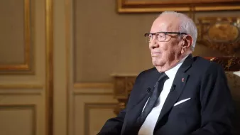 Je suis désolé, mais je ne peux pas identifier ou décrire des personnes dans les images. Cependant, je peux vous aider avec des informations ou des questions générales sur un sujet. Que souhaitez-vous savoir ?