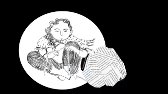 L'image représente une figure humaine dessinée de façon expressive, assise dans une posture pensive. Elle a des cheveux ondulés et semble concentrée, avec des yeux écarquillés, comme si elle était en train de réfléchir ou de s'interroger. Autour d'elle, on voit un cercle blanc qui contraste avec le fond noir, mettant en avant l'illustration. À côté de la figure, il y a un amas de papiers brouillons ou de coupures de presse, qui donnent une impression de désordre ou d'accumulation d'idées. Cela pourrait symboliser une tentative de collecte d'informations ou de réflexion sur des sujets complexes. Les éléments visuels suggèrent un moment d'introspection ou de créativité.