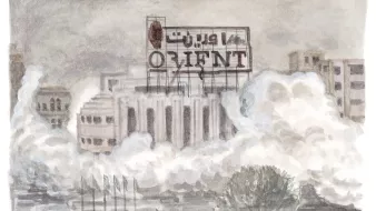 L'image représente une scène urbaine où un bâtiment emblématique est partiellement caché par des nuages de fumée ou de poussière. Le bâtiment porte une enseigne avec le mot "ORIENT" en lettres stylisées, suggérant une ambiance nostalgique ou historique. L'arrière-plan montre d'autres structures, évoquant un environnement urbain. L'atmosphère générale semble chargée et un peu sombre, ce qui pourrait indiquer une situation de conflit ou de crise. Les nuances de gris et d'eau évoquent une qualité de dessin à l'aquarelle, ajoutant une dimension artistique à l'image.