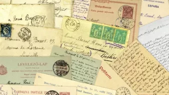 L'image présente un collage de lettres et de cartes postales anciennes. On peut voir des timbres de différentes couleurs et des écritures manuscrites sur le papier, évoquant des échanges de correspondance d'une époque révolue. Les documents sont variés en taille et en style, avec des motifs et des designs typiques du passé. Les en-têtes portent des noms et des adresses, ajoutant une touche personnelle à cette collection historique.