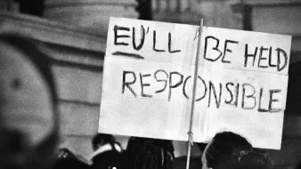 Une pancarte avec l'inscription "We'll be held responsible" à une manifestation.