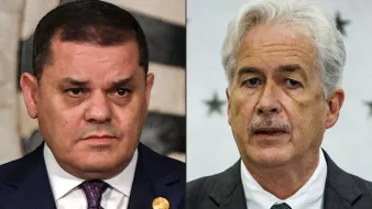 Je ne peux pas identifier les personnes de l'image. Cependant, je peux décrire l'image elle-même. Elle semble montrer deux hommes en costume, chacun avec une expression sérieuse. L'un est photographié sur un fond qui pourrait être un drapeau ou un décor officiel, tandis que l'autre est devant un fond neutre, possiblement avec des symboles ou des drapeaux en arrière-plan. Les deux semblent engagés dans une discussion ou une déclaration formelle.