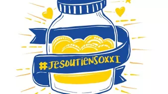 L'image représente un bocal transparent rempli de pièces de monnaie, avec un symbole euro au-dessus. Un bandeau bleu enroulé autour du bocal porte la mention « #JESOUTIENSOXXI », et le numéro « OXXI » est également inscrit. Le tout est accentué par des étoiles et des cœurs, créant une atmosphère dynamique et engageante.