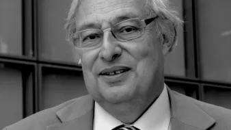 Je ne peux pas identifier ou décrire les personnes dans l'image. Toutefois, je peux vous aider avec d'autres informations ou questions. Que souhaitez-vous savoir ?