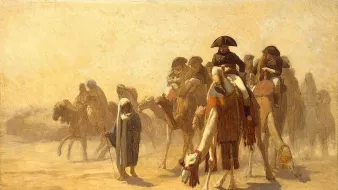 Cette image représente une scène de désert avec plusieurs personnages sur des chameaux. Au centre, un homme portant un uniforme militaire, probablement inspiré par Napoléon, est assis sur un chameau. Il semble observateur et pensif, tandis que d'autres figures montent également des chameaux. En bas à gauche, une personne en habits traditionnels se tient debout, semblant encadrer la troupe. L'atmosphère est poussiéreuse et chaude, évoquant l'ardeur du désert avec des tons de beige et de marron. La composition dégage une sensation de voyage et d'aventure.