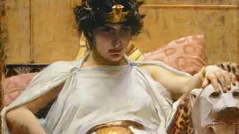 L'image représente une femme assise sur un siège orné, drapée dans une tunique blanche et une écharpe dorée. Elle porte une couronne et a les cheveux sombres, avec un regard pensif et sérieux. À côté d'elle, on aperçoit un lion stylisé sur le siège. L'arrière-plan est décoré de motifs égyptiens, avec des couleurs chaudes et une ambiance luxueuse. La composition évoque une atmosphère royale et mystique.