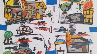 Dessin brut de scènes de destruction, feu, bâtiments, et silhouettes.