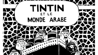L'image représente une couverture de bande dessinée avec le titre "Tintin et le monde arabe". On y voit Tintin, un jeune reporter, se tenant sur un rocher, regardant un groupe de personnages en arrière-plan, qui semblent être des figures arabes vêtues de vêtements traditionnels. L'arrière-plan est orné de motifs géométriques, ajoutant une dimension culturelle à la scène. L'ensemble est en noir et blanc, ce qui donne un style classique à l'illustration.