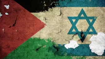 L'image représente une combinaison des drapeaux de la Palestine et d'Israël, affichant des motifs de couleurs et des symboles caractéristiques de chaque pays. Le drapeau palestinien est visible avec ses couleurs rouge, vert et noir, tandis que le drapeau israélien, avec son étoile de David, est en arrière-plan. L'ensemble semble vieillissant et usé, avec des fissures et une texture érodée, évoquant des tensions historiques.