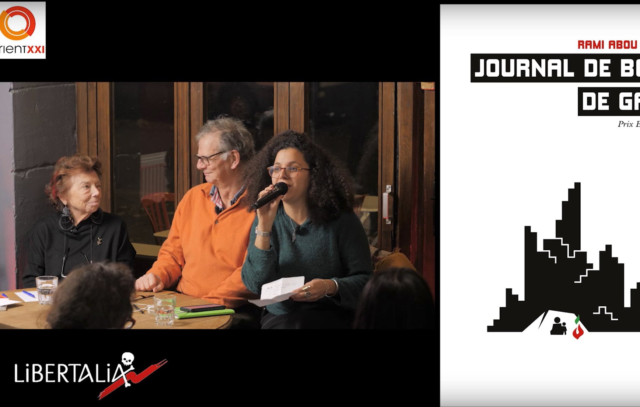 Nell'immagine si vede un gruppo di persone sedute a una tavola, probabilmente in un evento o una discussione. Una donna è in piedi con un microfono, mentre gli altri collaboratori ascoltano attentamente. Sul lato destro, c'è una copertina di un libro intitolato "Journal de Bord de Gaza", con un design stilizzato che rappresenta degli edifici e un elemento grafico che potrebbe simboleggiare la situazione nella regione. La scena trasmette un senso di impegno e dialogo.