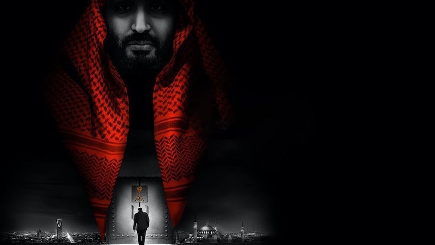 L'immagine presenta un'illustrazione caratterizzata da forti contrasti tra il nero e il rosso. In primo piano si vede una figura maschile che indossa un copricapo tradizionale, mentre sullo sfondo è rappresentata una silhouette di un uomo che cammina verso un grande portone. Il viso della figura principale emerge quasi in modo tridimensionale, creando un senso di profondità. L'atmosfera complessiva è misteriosa e solenne, evocando un senso di autorità e presenza.