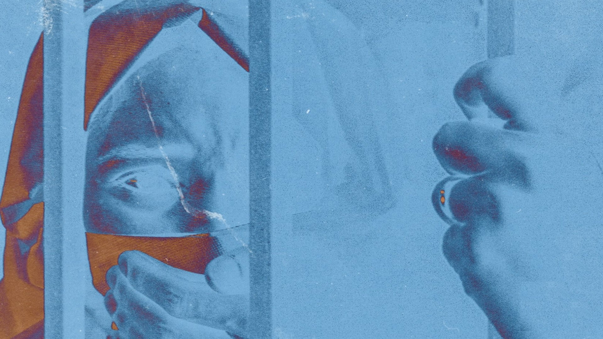 L'immagine presenta un effetto stilizzato e astratto, con tonalità blu predominanti. Si possono notare delle barre verticali che creano un senso di prigionia o separazione. Un volto, parzialmente visibile, sembra esprimere emozione, con dettagli sfocati che potrebbero suggerire vulnerabilità o paura. La mano in primo piano stringe un oggetto, contribuendo a trasmettere una sensazione di tensione. L'intero contesto visivo evoca riflessioni su isolamento e introspezione.