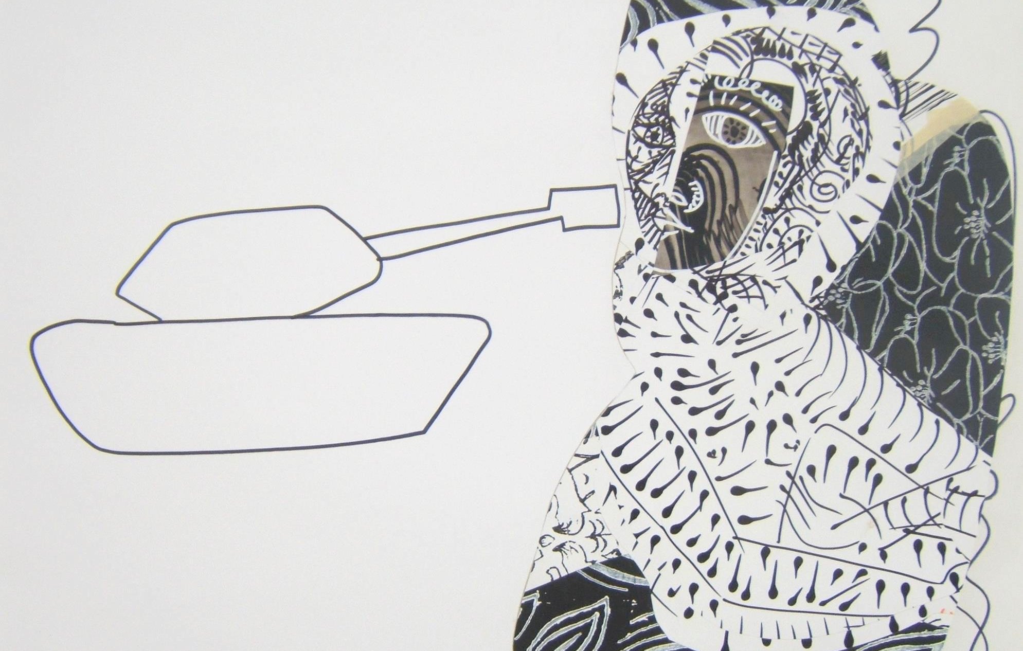 L'immagine presenta una figura stilizzata, con linee nere e motivi grafici complessi. La figura sembra indossare un abbigliamento con disegni intricate e contrastanti. A sinistra, c'è un oggetto che somiglia a un'imbarcazione, delineata in modo semplice. La composizione mescola elementi astratti e figurativi, creando un effetto visivo interessante e dinamico. La palette di colori è prevalentemente in bianco e nero, arricchita da dettagli grafici.