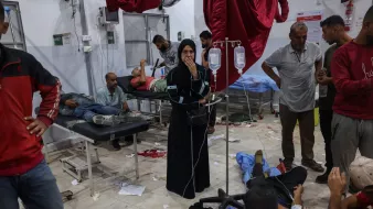 Ambiente ospedaliero con feriti, personale medico e atmosfere di emergenza.