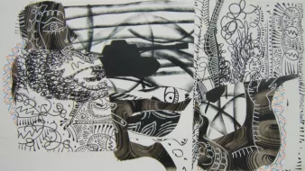 L'immagine mostra un collage astratto realizzato in bianco e nero, con elementi grafici che si sovrappongono e si intersecano. Ci sono linee fluide e motivi circolari che creano un senso di movimento. Alcuni tratti neri sembrano dare forma a figure stilizzate, mentre altri motivi geometrici e naturali si mescolano, evocando un senso di complessità visiva. La composizione è dinamica e invita l'osservatore a esplorare i dettagli e le interconnessioni tra le varie forme.