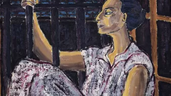 L'immagine rappresenta una figura umana seduta, che sembra riflettere e osservare qualcosa al di là delle sbarre. La persona indossa un abito chiaro e ha un'espressione pensierosa. L'ambientazione sembra essere di tipo carcerario, con la luce che filtra attraverso le sbarre. I colori utilizzati sono intensi e contrastanti, evidenziando le emozioni della figura. La composizione trasmette un senso di reclusione e introspezione.