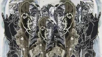 L'immagine presenta un collage artistico che combina figure umane stilizzate con elementi grafici astratti. Al centro, si vedono volti schematici e simmetrici, con tratti neri e linee decorative. Sullo sfondo, ci sono motivi intricati che richiamano forme naturali e geometriche, creando un contrasto visivo interessante. L'uso del bianco e nero è predominante, con sfumature che aggiungono profondità e dinamismo all'opera. I gesti delle mani sembrano comunicare un messaggio o un simbolo di pace.