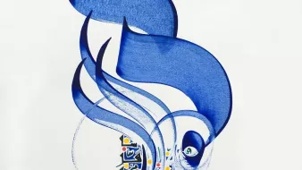 L'immagine presenta un'opera di calligrafia artistica caratterizzata da linee fluide e curve sinuose, realizzate principalmente in una sfumatura di blu. Al centro, le forme si intrecciano creando un senso di movimento e armonia. Nella parte inferiore, possiamo notare dettagli colorati che richiamano motivi decorativi. L'opera si distingue per la sua eleganza e per l'uso sapiente del colore e della forma, evidenziando l'arte della calligrafia come una forma espressiva significativa.