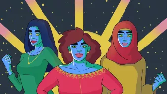 L'immagine presenta tre donne con la pelle azzurra, ciascuna con uno stile e un abbigliamento diverso. La donna al centro indossa una camicia rossa con dettagli ornamentali e mostra un'espressione sicura, con le braccia incrociate. Le altre due donne ai lati hanno indumenti in tonalità verdi e gialle. Una di loro ha i capelli lunghi e lisci, mentre l'altra indossa un velo colorato. Sullo sfondo, ci sono raggi luminosi che aggiungono un'atmosfera dinamica e vibrante all'immagine.