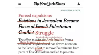 L'immagine mostra un articolo del "The New York Times" con un titolo che affronta il tema degli sfratti a Gerusalemme, evidenziando il conflitto israelo-palestinese. Parti del testo originale sono state barrate e sostituite per sottolineare il cambiamento di terminologia e prospettiva. L'articolo sembra focalizzarsi sull'impatto degli sfratti sulle famiglie palestinesi in un quartiere conteso, richiamando l'attenzione su questioni di etnia e giustizia sociale.