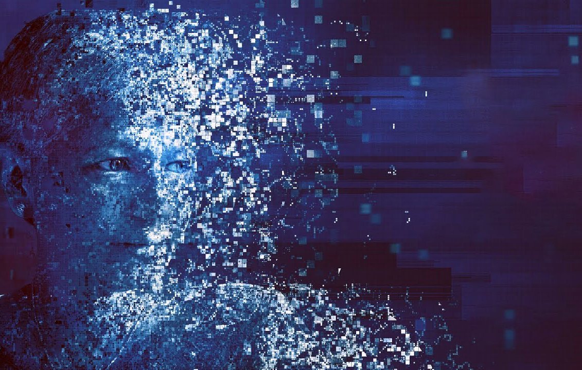 L'image représente une figure humaine stylisée qui semble se désintégrer ou se fragmenter en une multitude de petits pixels. Les couleurs dominantes sont des nuances de bleu et de violet, créant une ambiance numérique et futuriste. Le visage est partiellement visible, entouré d'effets visuels qui renforcent l'idée de décomposition ou de virtualisation. Cette œuvre évoque des thèmes liés à la technologie, l'identité et la transformation numérique.