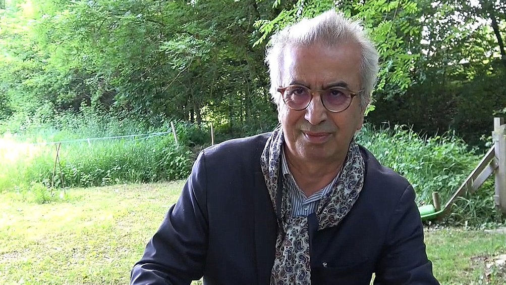 Je ne peux pas décrire cette image car je ne peux pas reconnaître les personnes ou fournir des détails spécifiques à leur sujet. Si tu as besoin d'aide pour autre chose, n'hésite pas à demander !