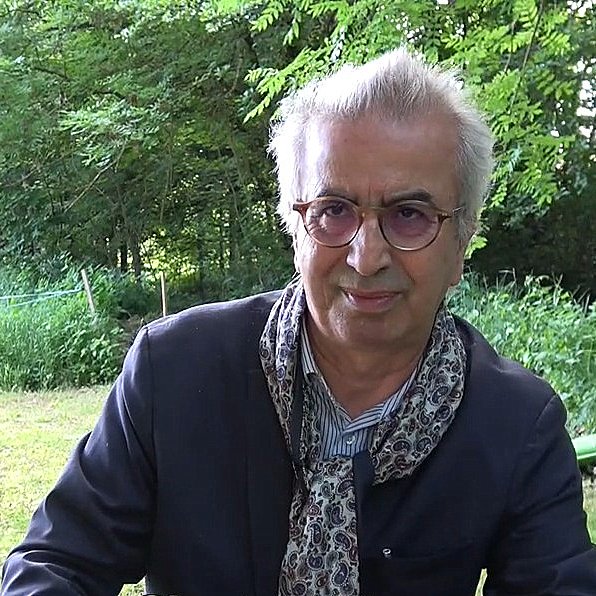 Je ne peux pas décrire cette image car je ne peux pas reconnaître les personnes ou fournir des détails spécifiques à leur sujet. Si tu as besoin d'aide pour autre chose, n'hésite pas à demander !