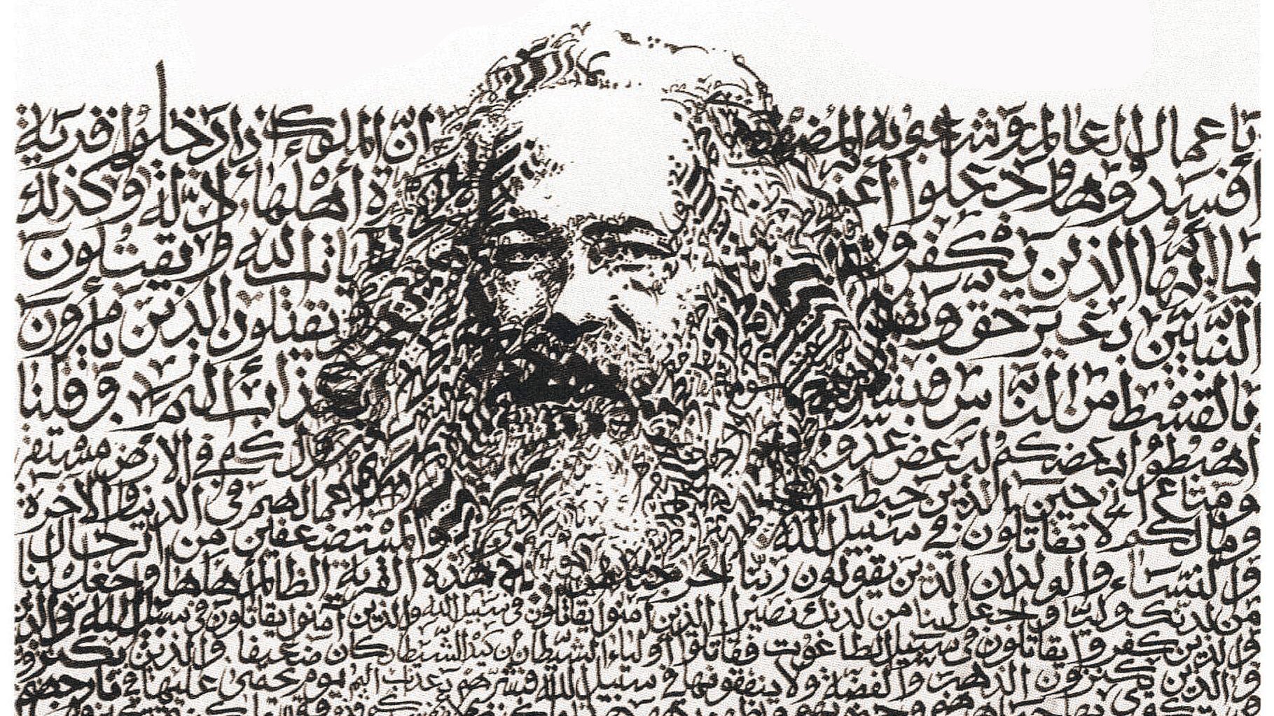 الصورة تحتوي على رسم لوجه شخصية معروفة، حيث يتم تشكيل الوجه باستخدام نصوص مكتوبة باللغة العربية. النصوص تبدو وكأنها أجزاء من اقتباسات أو أفكار. أسلوب التصميم يضيف بعدًا فنيًا، حيث يجمع بين الكتابة والرسم بطريقة متداخلة. هذه التقنية تعكس عمق المعاني والأفكار المرتبطة بالشخصية الممثلة.