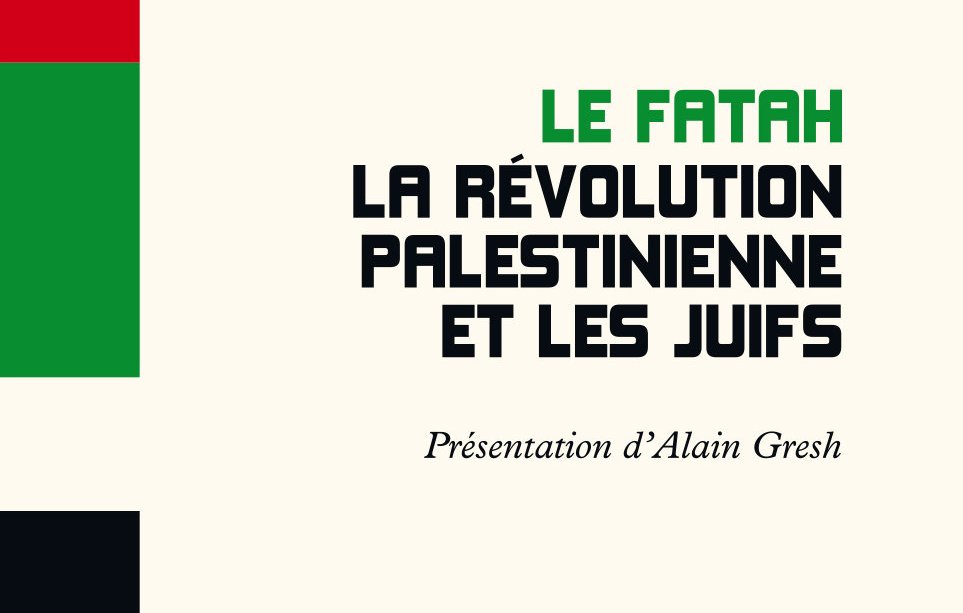 L'image représente la couverture d'un livre intitulé "Le Fatah : la révolution palestinienne et les Juifs", avec une présentation d'Alain Gresh. La couverture arbore un design graphique simple, utilisant des couleurs contrastées : du noir, du rouge, du vert et du jaune. Ces couleurs sont souvent associées aux mouvements de libération palestiniens. Le titre est clairement visible, avec un style typographique sobre et contemporain.