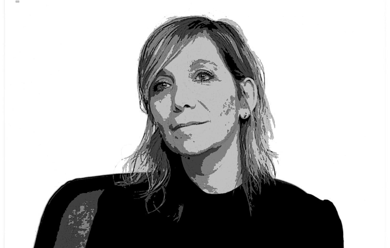 L'image montre une femme qui semble pensive, avec un regard contemplatif. Elle a les cheveux mi-longs et porte un haut foncé. Ses bras sont croisés, et elle est assise sur une chaise, ce qui indique une certaine confiance ou réflexion. Le fond est neutre, ce qui attire l'attention sur son expression. Des éléments de style tels que des accessoires ajoutent une touche personnelle à son apparence.