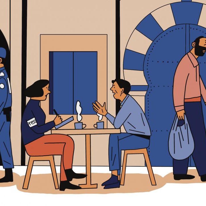 Une scène de café animée, avec des personnes, des policiers et des passants dans une rue.