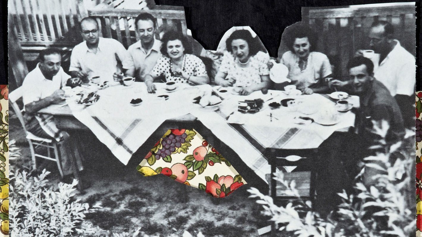 L'image semble être une composition artistique mêlant photographie et motifs floraux. En haut, on voit une photo en noir et blanc d'un groupe de personnes assises autour d'une table, probablement lors d'un repas. En bas, le fond est orné d'un motif coloré de fleurs. Cette juxtaposition crée un contraste entre l'aspect nostalgique de la photo et la vivacité des motifs floraux. L'ensemble dégage une atmosphère chaleureuse et conviviale.