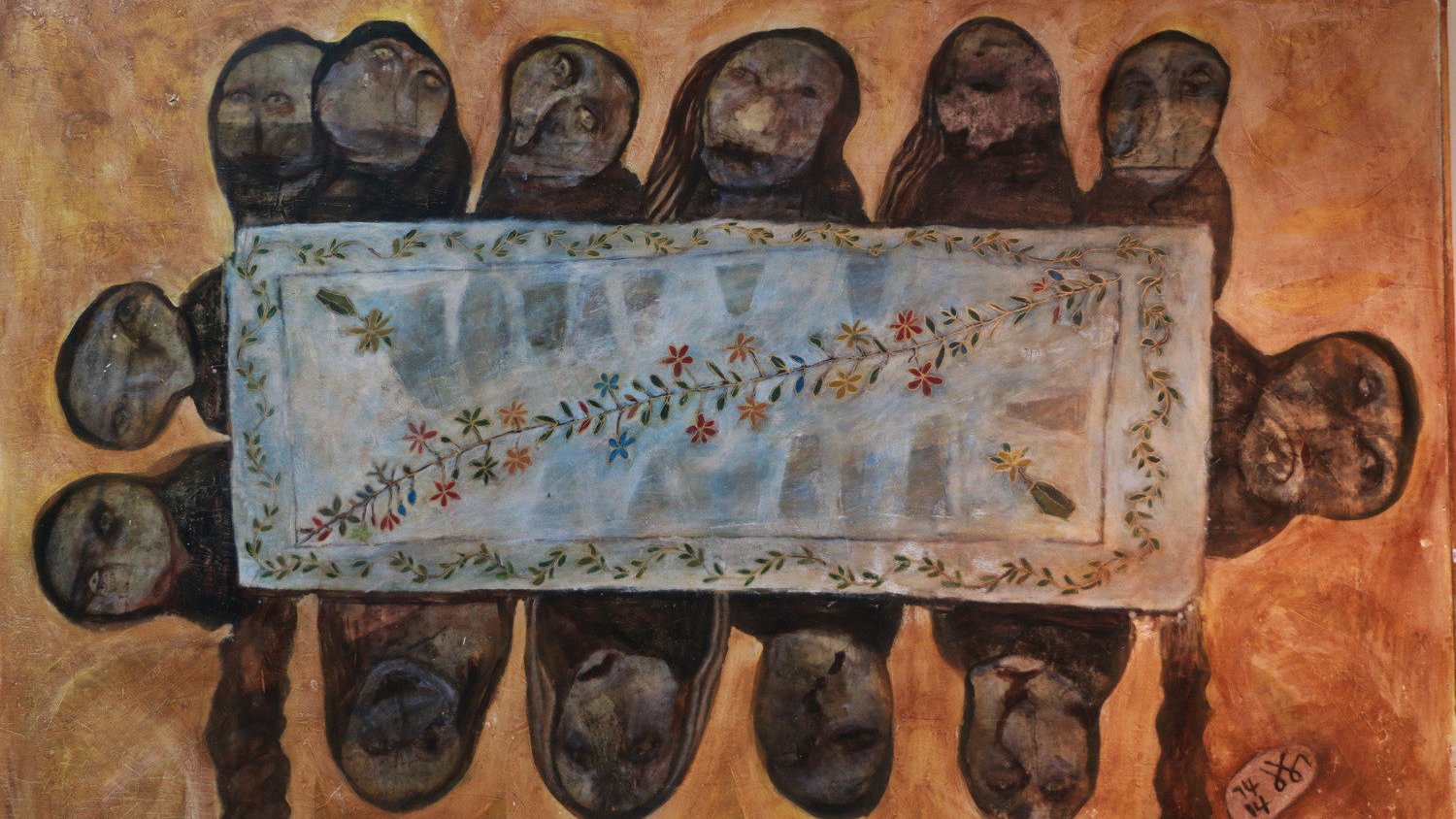 Des visages humains autour d'une table ornée de fleurs. Ambiance sombre et mystérieuse.