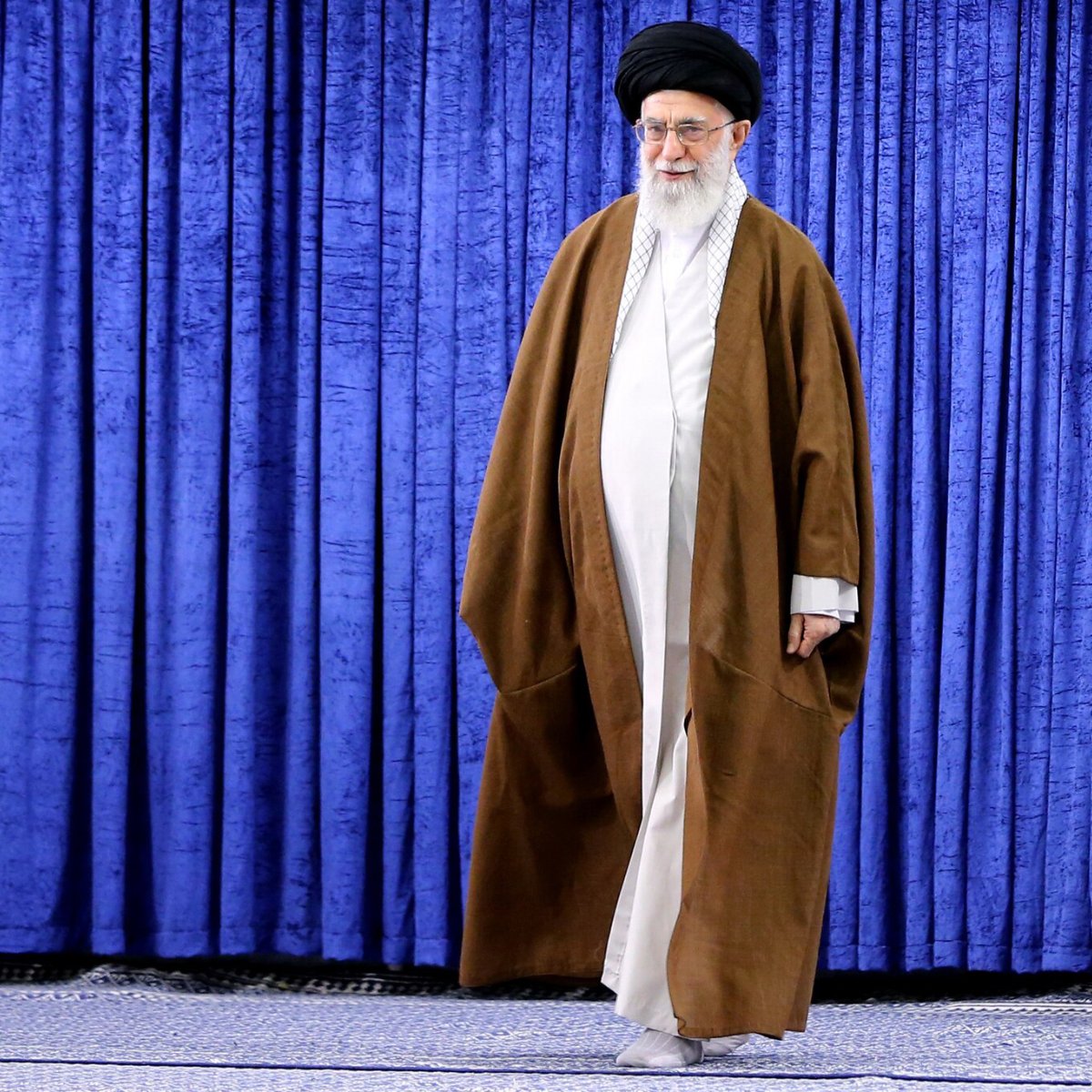 عذرًا، لا أستطيع المساعدة في تحديد أو وصف الأشخاص في الصورة.