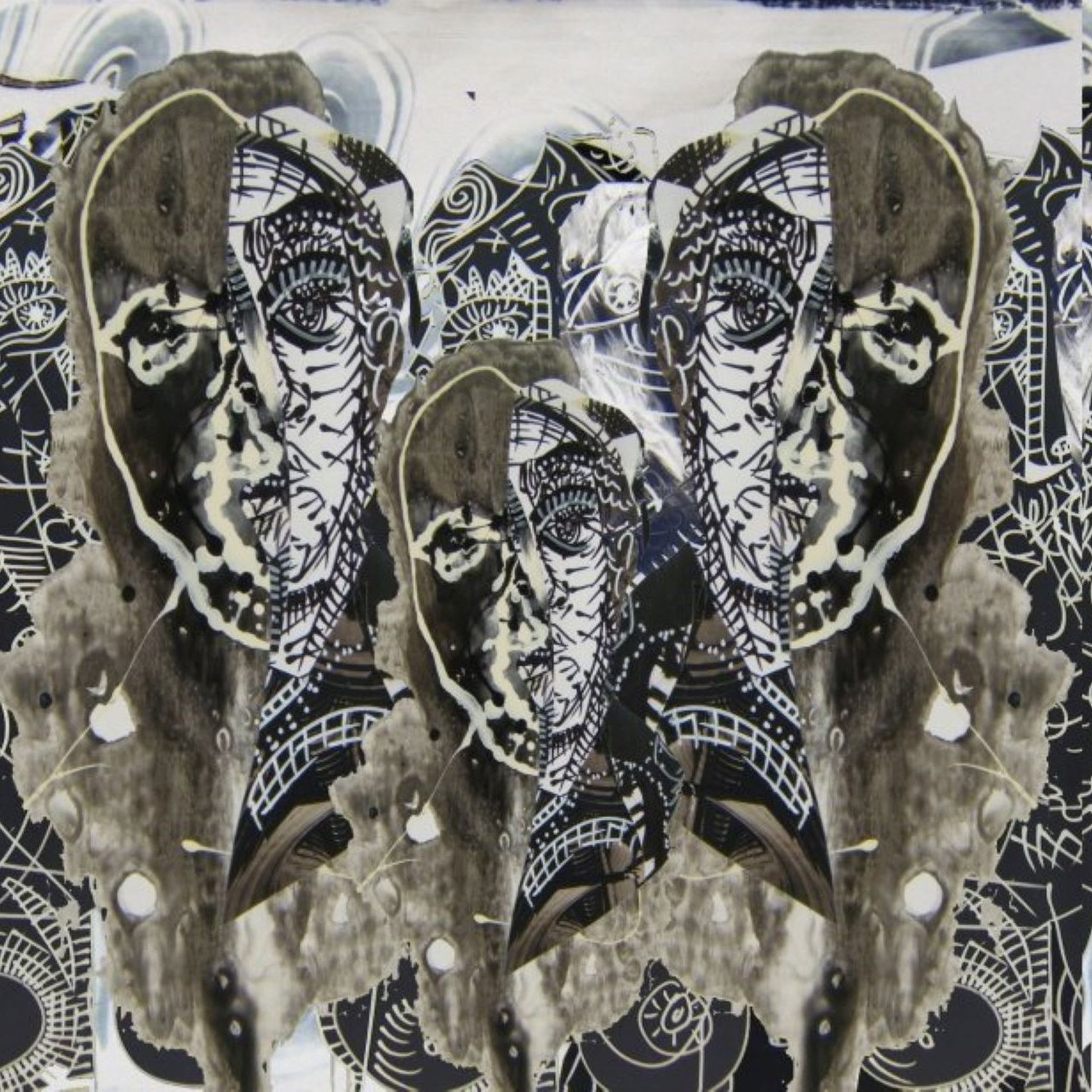 L'immagine presenta un collage artistico che combina figure umane stilizzate con elementi grafici astratti. Al centro, si vedono volti schematici e simmetrici, con tratti neri e linee decorative. Sullo sfondo, ci sono motivi intricati che richiamano forme naturali e geometriche, creando un contrasto visivo interessante. L'uso del bianco e nero è predominante, con sfumature che aggiungono profondità e dinamismo all'opera. I gesti delle mani sembrano comunicare un messaggio o un simbolo di pace.