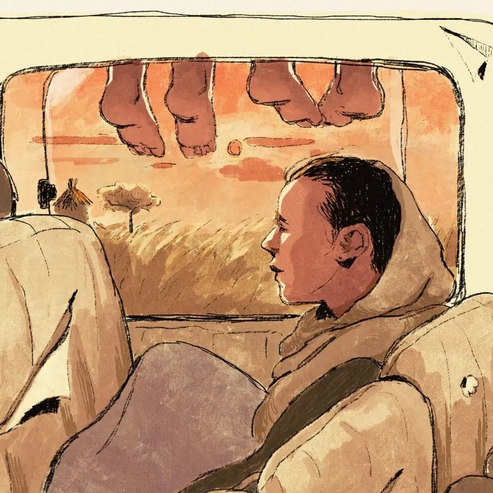 L'image montre une scène à l'intérieur d'un véhicule, probablement une camionnette ou un van. Une personne, assise sur le siège avant, regarde par la fenêtre. On peut voir des pieds suspendus à l'arrière, donnant une impression de voyage informel. À travers la fenêtre, on aperçoit un paysage doré au coucher du soleil, avec des silhouettes de maisons et d'arbres. L'atmosphère est chaleureuse et nostalgique, évoquant un sentiment de liberté et d'aventure.