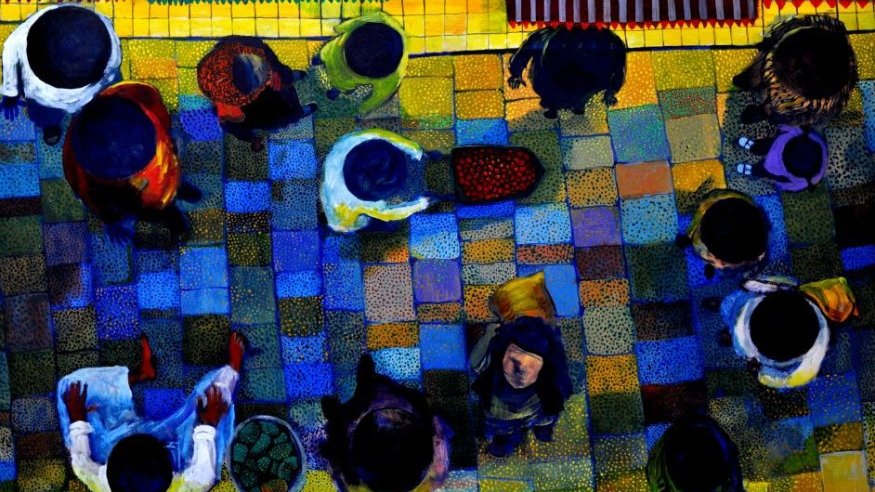 L'image montre une vue plongeante sur une scène animée, probablement un marché ou une place. Le sol est peint avec des carreaux de couleurs vives, créant un motif dynamique. Les silhouettes de plusieurs personnes se déplacent, certaines portant des paniers ou des marchandises. Les couleurs dominantes sont un mélange de bleus, de jaunes et d'orangés, ce qui donne une atmosphère vibrante. L'éclairage semble ajouter une profondeur supplémentaire à la composition, accentuant le mouvement des personnages.