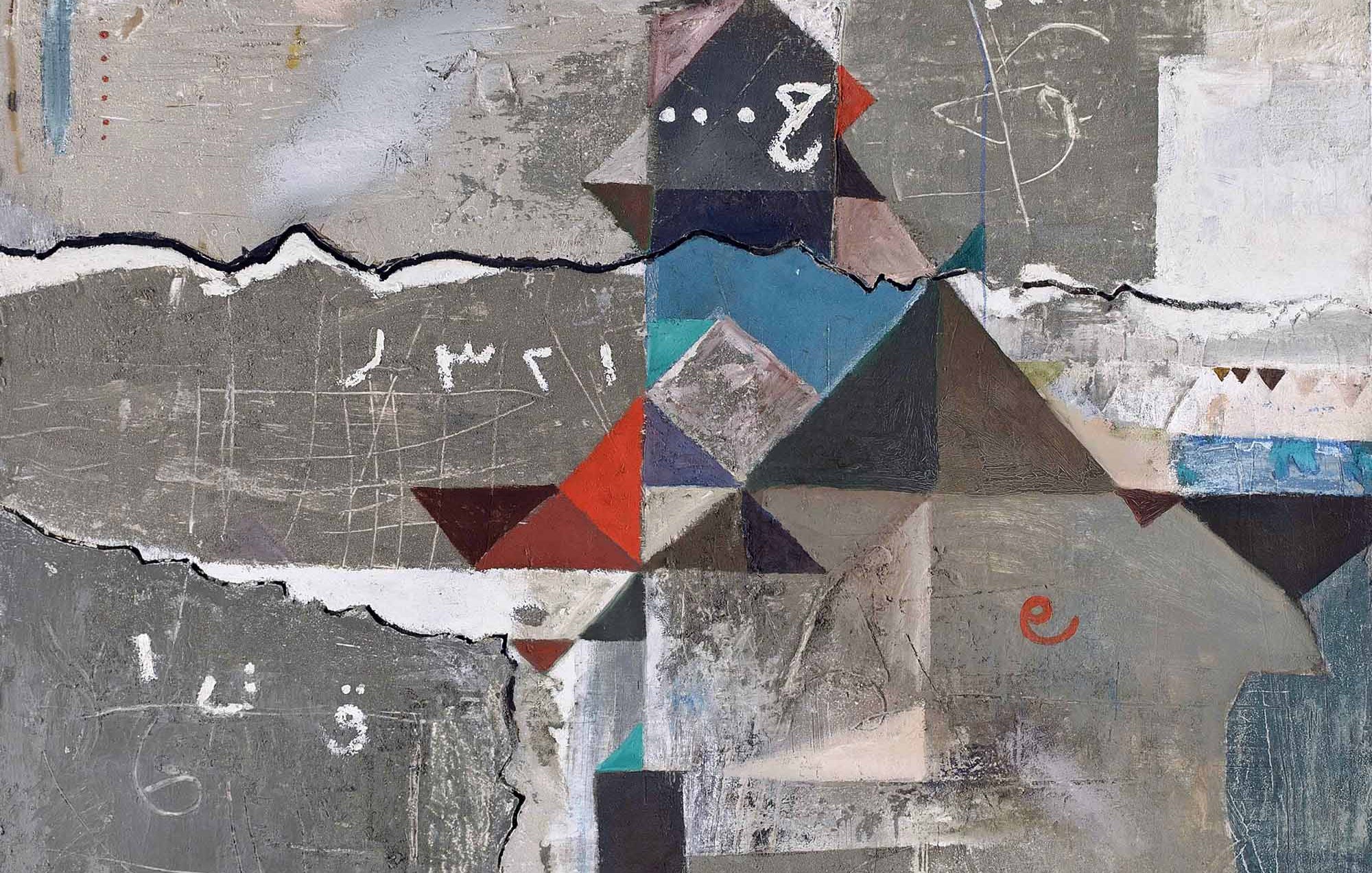 L'image représente une œuvre d'art abstraite composée de formes géométriques et de couleurs variées, principalement des tons de gris, de bleu et de rouge. On y voit des triangles et des carrés disposés de manière asymétrique, créant un motif intéressant au milieu d'un fond texturé. Des inscriptions ou signes semblent être présents, ajoutant une dimension supplémentaire à l'œuvre. L'ensemble dégage une atmosphère contemporaine et stylisée.