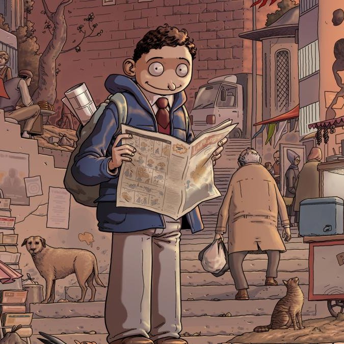 L'image illustre une scène animée d'une rue vivante et colorée. On y voit un jeune garçon au sourire enthousiaste, tenant un journal. Il se tient devant un groupe de personnes qui se déplacent dans une rue pavée. Divers éléments attirent l'attention : des bâtiments aux architectures variées, des vendeurs ambulants proposant des mets, des passants, un chien errant et un chat observant la scène. L'atmosphère générale semble joyeuse et dynamique, reflétant la vie urbaine.