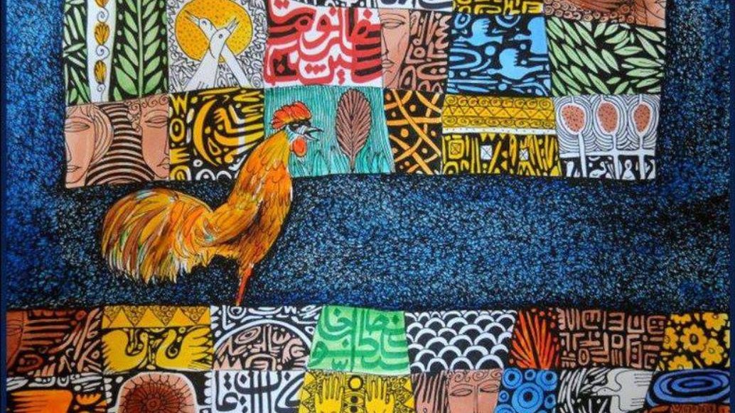 L'image représente un art visuel coloré et dynamique. On y voit un coq vibrant en orange qui se déplace sur un fond structuré avec divers motifs et illustrations. Les motifs incluent des formes géométriques, des visages stylisés et des éléments abstraits dans une palette de couleurs variées, comme le bleu, le jaune, le noir et le rouge. L'ensemble crée une composition riche et vivante, mélangeant nature et art graphique.