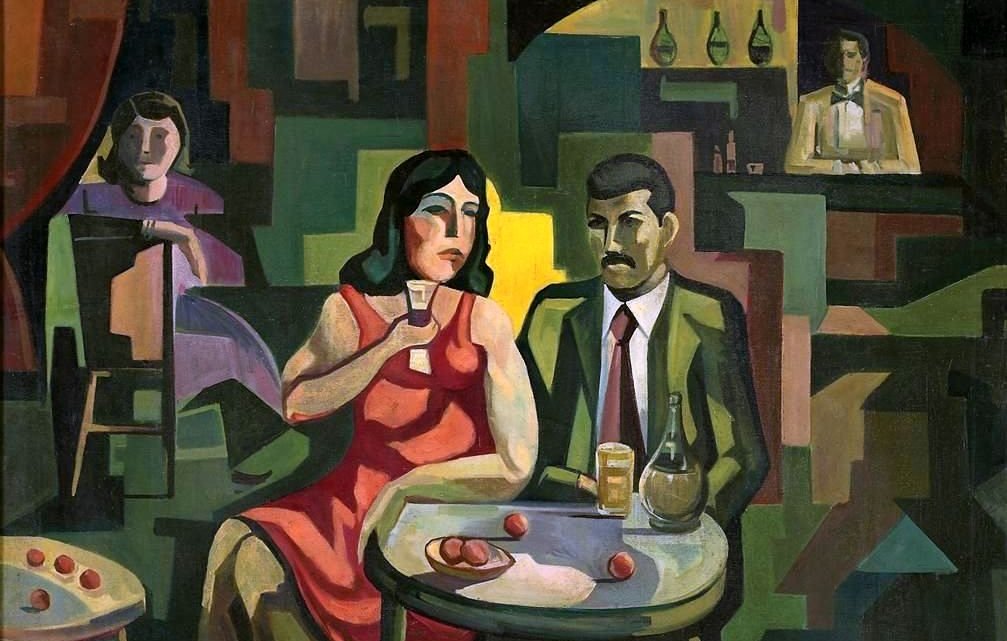 L'image représente une scène de café ou de bar où un couple est assis à une table. La femme, vêtue d'une robe rouge, semble pensive, tenant une tasse. L'homme, en costume, observe la femme avec une expression sérieuse. En arrière-plan, un serveur ou un homme se tient derrière le bar. Les formes et les couleurs sont géométriques et stylisées, créant une ambiance à la fois moderne et intrigante. La composition évoque une interaction subtile entre les personnages dans un cadre intime.