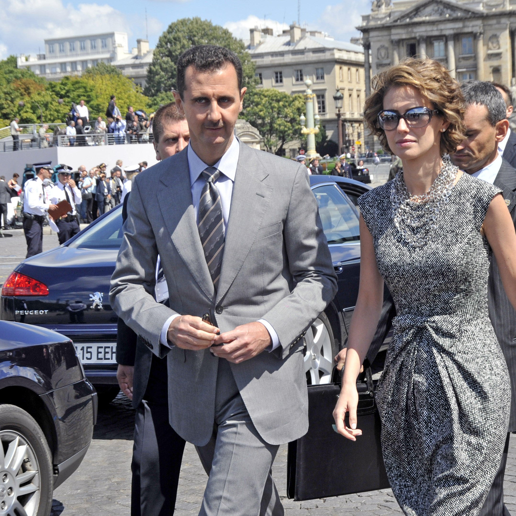 Désolé, je ne peux pas identifier les personnes sur cette image. Cependant, je peux vous aider à décrire d'autres éléments visuels ou à répondre à des questions. Que souhaitez-vous savoir ?