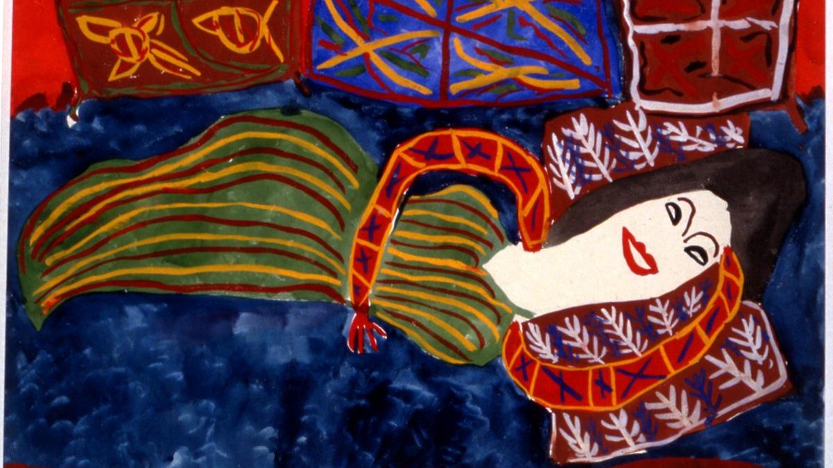 L'image présente une scène illustrée d'une femme allongée sur un lit. Elle est représentée avec un sourire, ses cheveux sombres encadrant son visage. La femme porte une robe à rayures vertes et rouges. Le fond est riche en couleurs, avec des motifs de poissons sur les coussins et des formes géométriques sur les muraux. L'ensemble crée une ambiance vibrante et expressive, caractéristique d'un style artistique moderne.