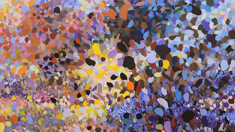 L'image présente une composition abstraite composée de taches de différentes couleurs. On peut y voir une multitude de formes organiques et de nuances qui se mélangent harmonieusement. Les tons varient du violet au bleu, en passant par des touches de jaune, de rose et de marron, créant une atmosphère vibrante et énergique. L'ensemble donne une impression de mouvement et de vitalité, semblant évoquer un paysage floréal ou une scène naturelle, tout en restant dans un style vraiment contemporain et artistique.