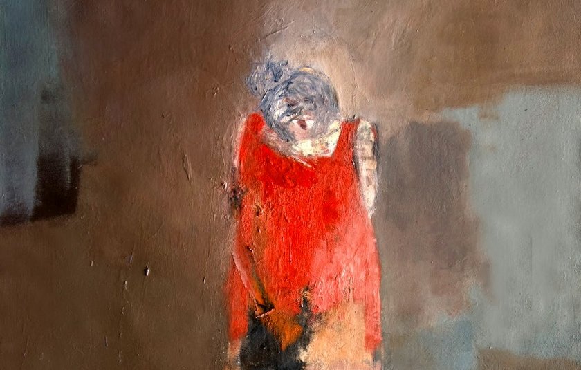 L'image présente une figure féminine stylisée, vêtue d'une robe rouge. La peinture utilise des couleurs douces et des tons terreux, créant un contraste avec le rouge vif de la robe. La silhouette semble être entourée d'un fond flou dans des nuances de marron et de bleu, ce qui donne une impression de profondeur et de mystère. La posture de la figure peut évoquer une certaine introspection ou mélancolie.