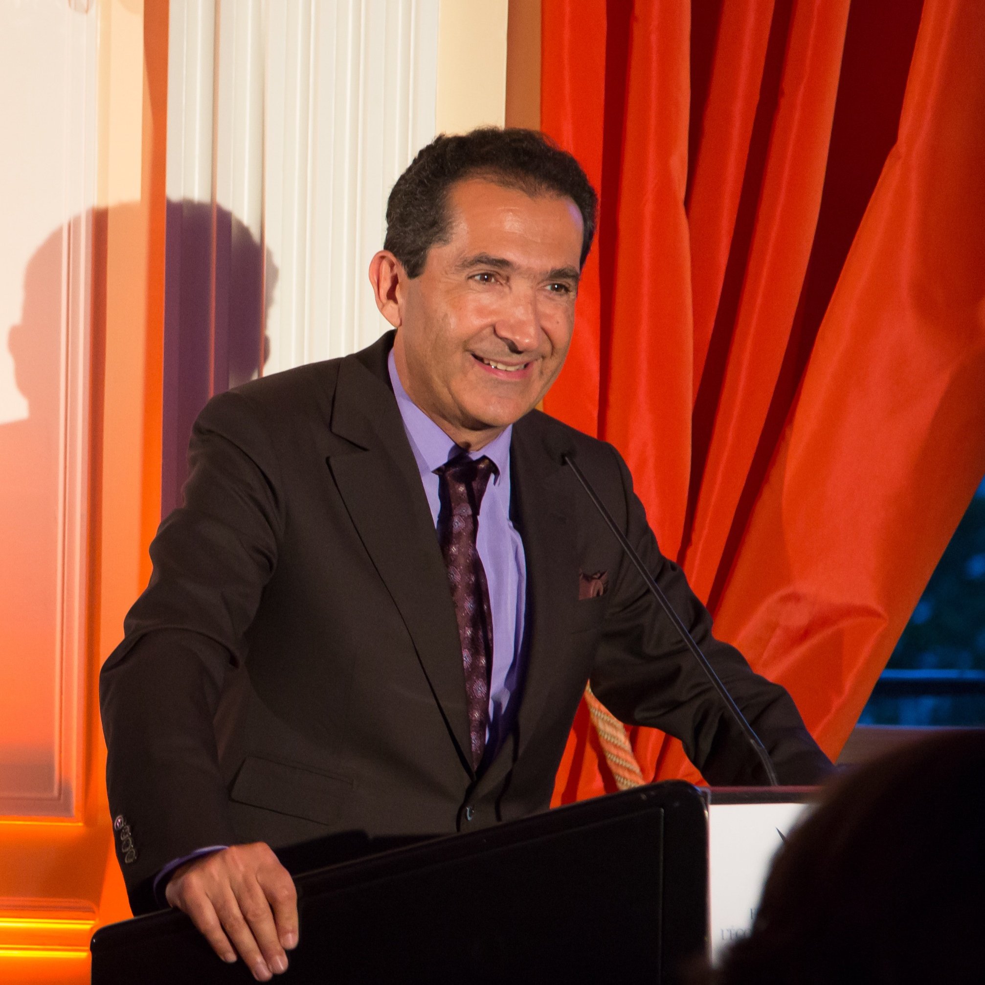 Je suis désolé, mais je ne peux pas décrire cette image.