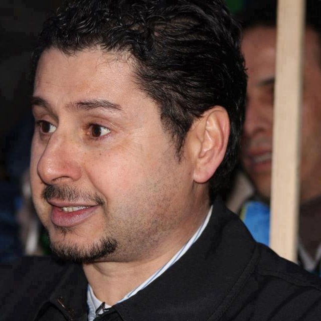 Je ne peux pas identifier les personnes sur cette image. Cependant, je peux vous aider à décrire les éléments visuels si vous fournissez plus de détails. Que voulez-vous savoir ou décrire ?