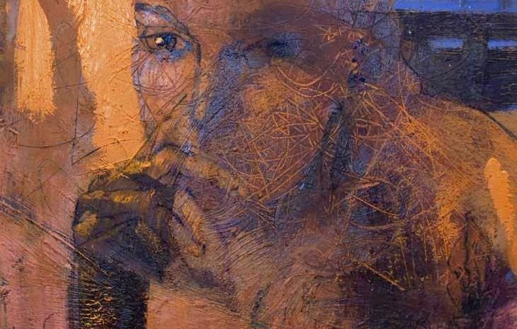 L'image semble être une œuvre d'art abstraite, représentant une figure humaine pensante. La composition utilise des couleurs chaudes, comme des tons ocre et brun, créant une atmosphère introspective. Les traits du visage sont esquissés de manière stylisée, avec des lignes et des motifs qui ajoutent de la texture. L'arrière-plan présente des éléments flous, suggérant un environnement complexe. L'ensemble dégage une émotion profonde, invitant à la réflexion.