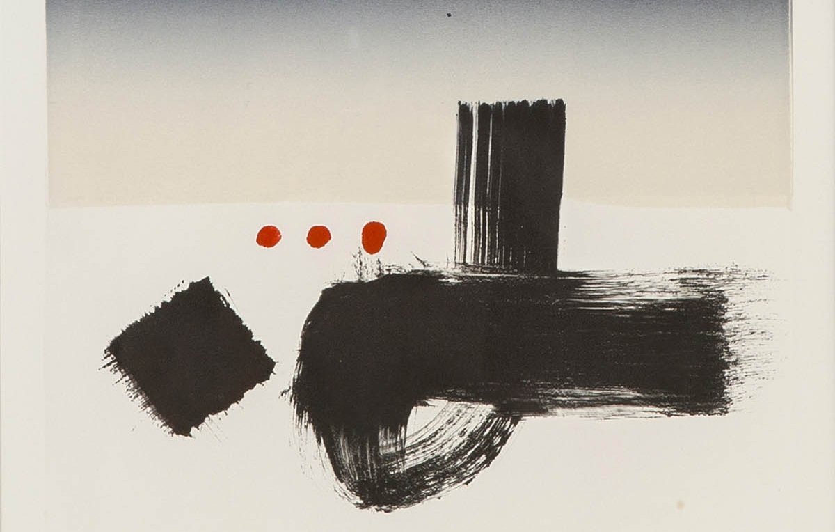 L'image présente une composition abstraite. On y voit un fond dégradé allant du noir en haut à une teinte plus claire en bas. Au centre, des touches de peinture noire sont disposées de manière expressive, créant des formes géométriques simples. Trois petites points rouges se détachent également sur le bas, ajoutant une touche de couleur vive à l'ensemble. L'œuvre est signée "Narsia" et date de 1989.