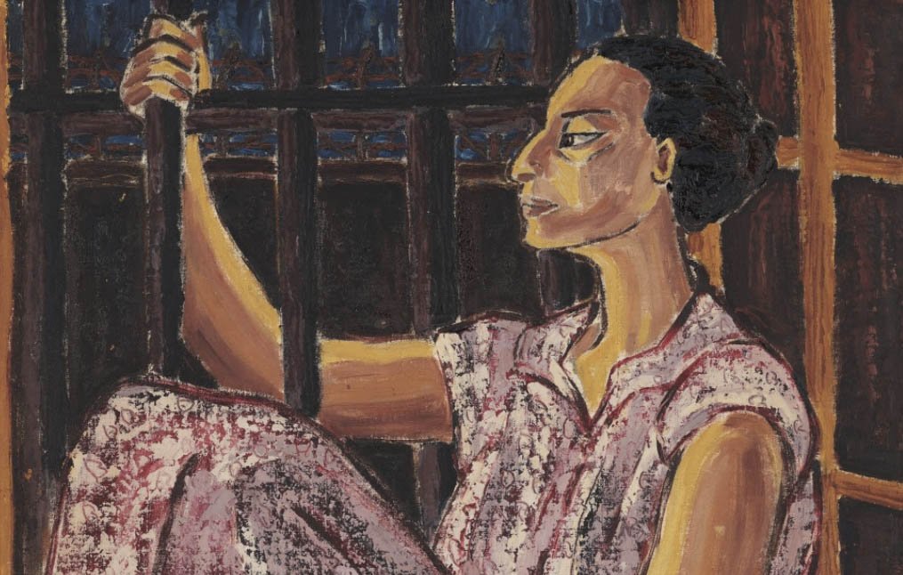 L'image représente une femme assise près de barreaux, vraisemblablement dans une position contemplative. Elle est vêtue d'une robe à motifs, les couleurs étant plutôt sombres et terreuses. Son expression est sérieuse et pensive, et elle semble regarder au loin. L'éclairage de la scène crée des ombres qui accentuent son visage et son corps, tandis que le fond évoque une ambiance de confinement. La composition respire une certaine mélancolie et introspection.